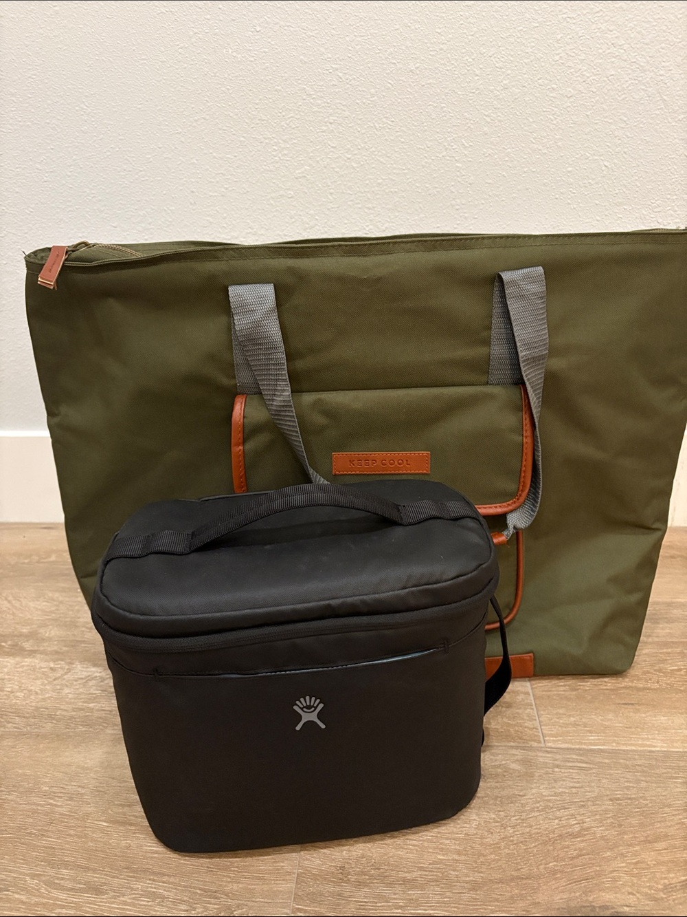 Hydro Flask Black Adult Soft Lunchbox + Large Green KeepCool Insulated Bag
